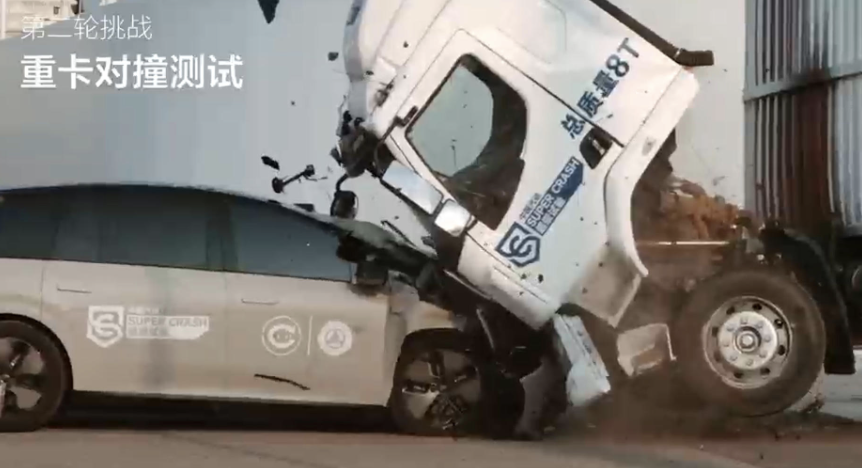 理想i8太厉害了，2.6吨竟能撞飞8吨重卡！东风乘龙怒怼：聪明人一眼看出假