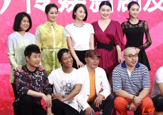 而在2014年由冯小刚领衔的春晚上,赵本山曾任副总导演兼语言类节目
